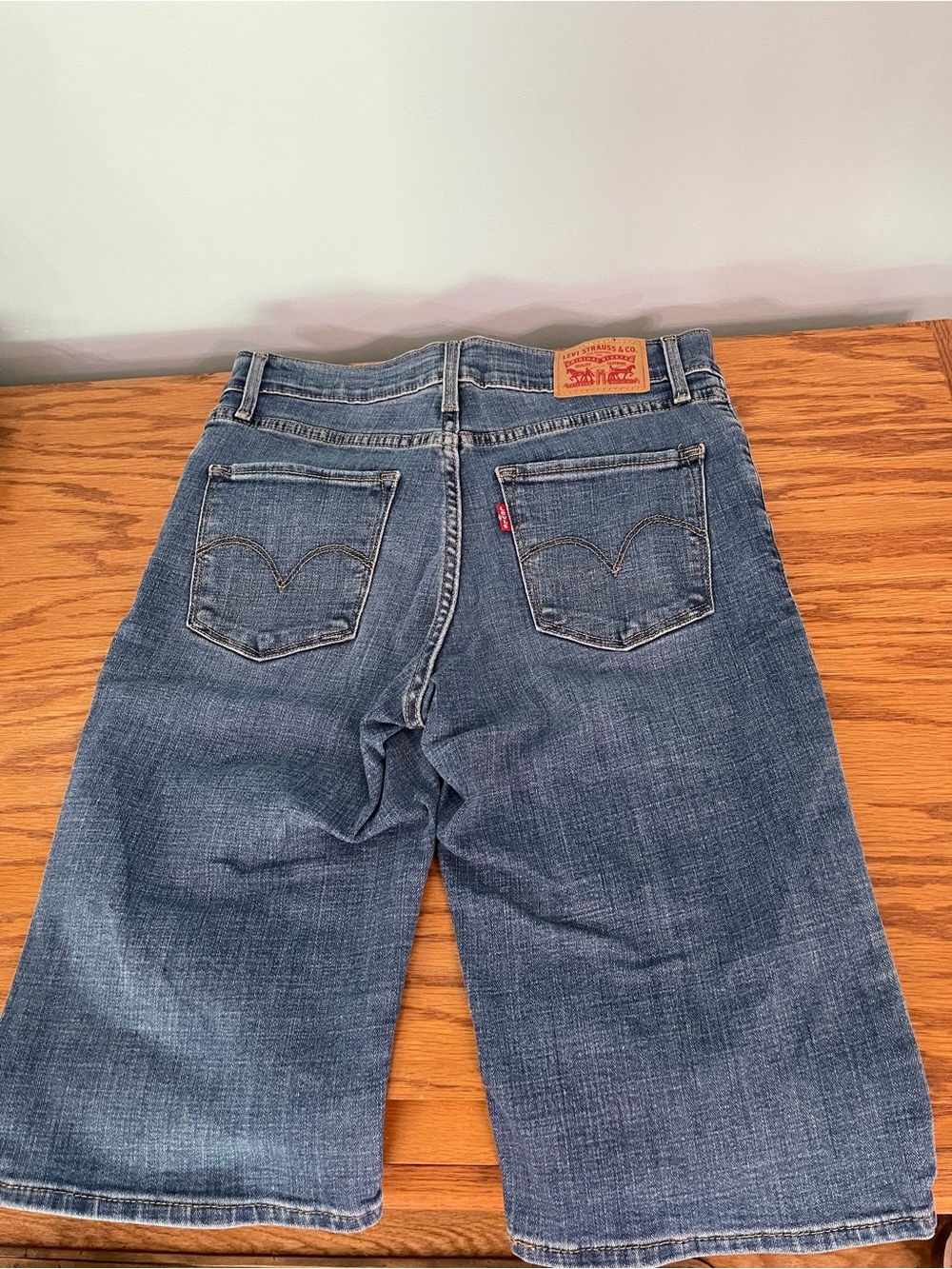 Women’s Levi's Denim Bermudas or Shorts. Excellent Cond. size 27”. Size4 - Picture 3 of 8